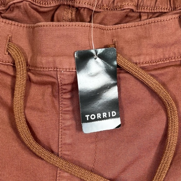 TORRID Pull-On Weekend Straight Stretch Twill Cargo Mid-Rise Pants Size 3XT - Picture 6 of 15